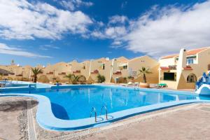 een groot zwembad in een resort met gebouwen bij Mare Verde 68 - Two Bed in Adeje