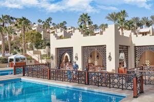un complejo con piscina y palmeras en Beautiful villa at Four Seasons en Sharm El Sheikh