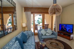 sala de estar con sofá y TV en Beautiful villa at Four Seasons en Sharm El Sheikh
