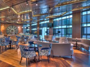 Posezení v ubytování Movenpick Hotel & Convention Centre KLIA
