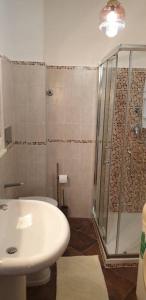 bagno con doccia, lavandino e servizi igienici di Borgo San Giorgio Apartment a Castelmola