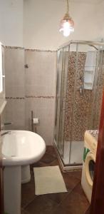 e bagno con doccia, servizi igienici e lavandino. di Borgo San Giorgio Apartment a Castelmola