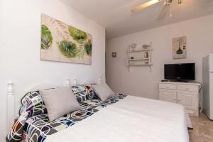 TV a/nebo společenská místnost v ubytování Parque Santiago II 269 - Studio with sea and pool views