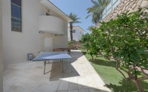 a ping pong table in the courtyard of a house at Villa Keshet Eilat in Eilat