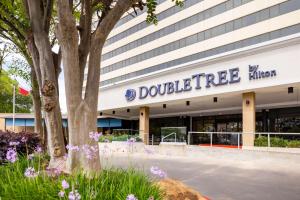 ein Gebäude mit einem doppelten höheren Schild darauf in der Unterkunft DoubleTree by Hilton Houston Medical Center Hotel & Suites in Houston