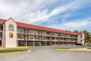 una vista exterior de un hotel con aparcamiento en Super 8 by Wyndham Baltimore Northwest en Baltimore