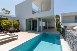 Kép Villa Josefa with private heated pool and lake views szállásáról Guía de Isorában a galériában