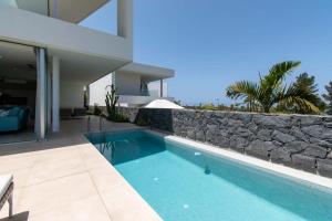 Kép Villa Josefa with private heated pool and lake views szállásáról Guía de Isorában a galériában Még 37 kép