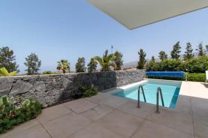 Kép Villa Josefa with private heated pool and lake views szállásáról Guía de Isorában a galériában