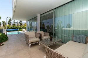 Kép Villa Josefa with private heated pool and lake views szállásáról Guía de Isorában a galériában