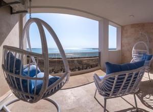una habitación con 2 sillas y un columpio en SunRise Beach, en Venus