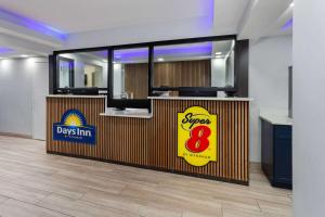 un ufficio con una scrivania con un cartello sopra di Days-Inn by Wyndham Baltimore Northwest a Baltimora