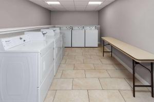 Kuchyň nebo kuchyňský kout v ubytování Days-Inn by Wyndham Baltimore Northwest