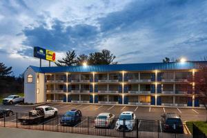 un hotel con coches estacionados en un estacionamiento en Days-Inn by Wyndham Baltimore Northwest, en Baltimore