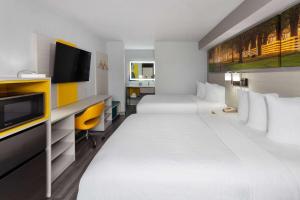 Postel nebo postele na pokoji v ubytování Days-Inn by Wyndham Baltimore Northwest + 37 fotografií