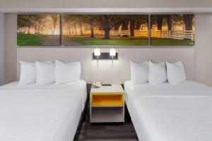 Postel nebo postele na pokoji v ubytování Days-Inn by Wyndham Baltimore Northwest