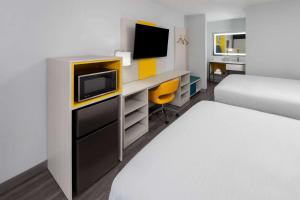 Postel nebo postele na pokoji v ubytování Days-Inn by Wyndham Baltimore Northwest