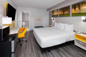 Postel nebo postele na pokoji v ubytování Days-Inn by Wyndham Baltimore Northwest
