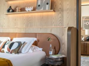 Pullman Lyon客房内的一张或多张床位