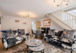 Sala de estar con 2 sofás y mesa en Victoria Cottage - Wensum Retreats en Gunthorpe