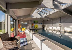 una piscina en una casa con sala de juegos en Victoria Cottage - Wensum Retreats en Gunthorpe