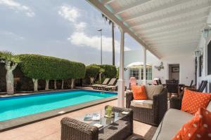 Zdjęcie z galerii obiektu Villa Lorna with air conditioning hot tub and games room w Puerto del Carmen