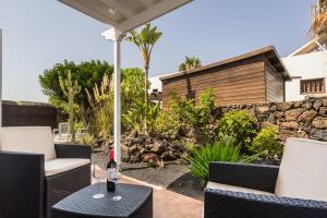 Zdjęcie z galerii obiektu Villa Lorna with air conditioning hot tub and games room w Puerto del Carmen
