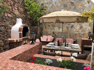 Zdjęcie z galerii obiektu Villa Lorna with air conditioning hot tub and games room w Puerto del Carmen