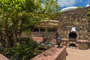 Zdjęcie z galerii obiektu Villa Lorna with air conditioning hot tub and games room w Puerto del Carmen