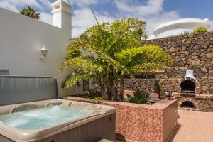 Zdjęcie z galerii obiektu Villa Lorna with air conditioning hot tub and games room w Puerto del Carmen
