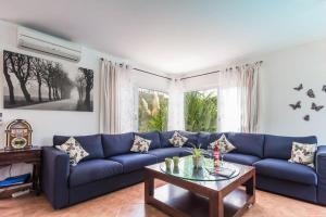 Zdjęcie z galerii obiektu Villa Lorna with air conditioning hot tub and games room w Puerto del Carmen