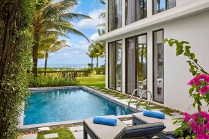 Villa con piscina y patio en Wyndham Hoi An Royal Beachfront Resort & Villas, en Hoi An