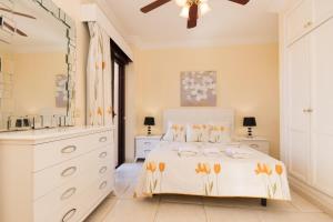Habitación blanca con cama y lavabo en Playa San Juan 1 - Two Bed Penthouse, en Playa de San Juan