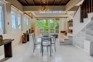 comedor con mesa y sillas en LA CASA BORNEO, en Bentakan Kecil