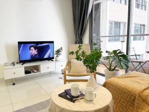 una sala de estar con TV de pantalla plana en un armario en GoldView 2BRs apartment with Free pool-Pick up for booking 7 days, en Ho Chi Minh
