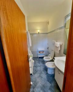 baño con 2 aseos y lavamanos en Appartamento La Follicara en Anacapri