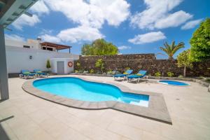 The swimming pool at or close to Villa Whitney