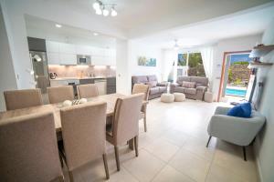 A seating area at Villa Whitney