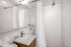 Kylpyhuone majoituspaikassa Townhouse Hotel by LuxUrban