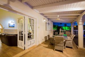 comedor con mesa y sillas en Villa Freesia with heated pool and air conditionin en San Miguel de Abona