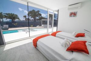Postel nebo postele na pokoji v ubytování Villa Odyssey with private heated pool in Playa Blanca + 26 fotografií