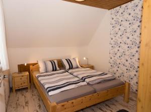 een slaapkamer met een houten bed en een gordijn bij Friesenhof Jöns in Garding