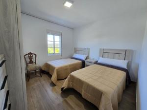 Ένα ή περισσότερα κρεβάτια σε δωμάτιο στο CASA DAVID-con cuadras para caballos
