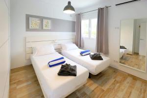 Postel nebo postele na pokoji v ubytování Villa Brisa + 20 fotografií