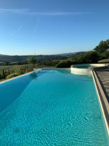 una gran piscina de agua azul en Poggio 3 Lune, en Rignano sullʼArno