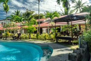 un complejo con piscina y casa en LA CASA BORNEO, en Bentakan Kecil