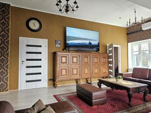 salon z telewizorem na ścianie w obiekcie Square apartments w mieście Rakiszki