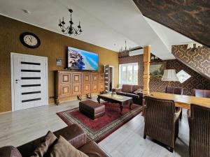 罗基什基斯Square apartments的客厅里有一张沙发和一张桌子。