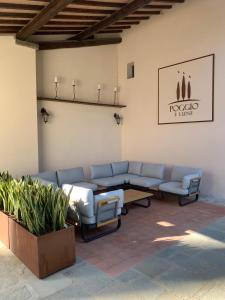 sala de estar con sofá y mesa en Poggio 3 Lune, en Rignano sullʼArno