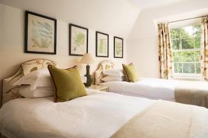 - une chambre avec 2 lits et une fenêtre dans l'établissement Crailing Coach House, à Jedburgh